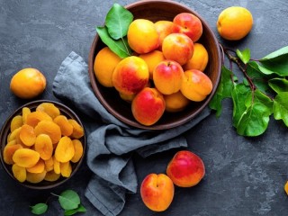 Jigsaw Puzzle «Apricots and dried apricots»