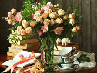 Jigsaw Puzzle «Bouquet of roses and cups»