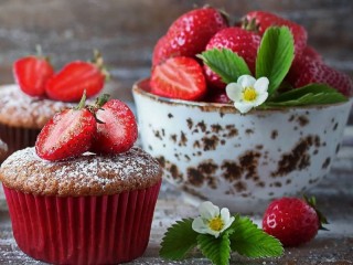 Jigsaw Puzzle «Cupcake with strawberries»