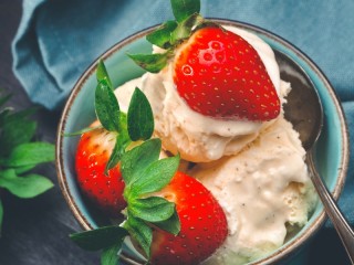 Jigsaw Puzzle «Strawberries and ice cream»
