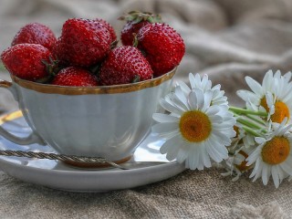 Jigsaw Puzzle «Strawberries and chamomile»