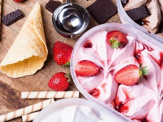 Jigsaw Puzzle «Ice cream and strawberries»