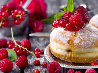 Jigsaw Puzzle «Berry donuts»