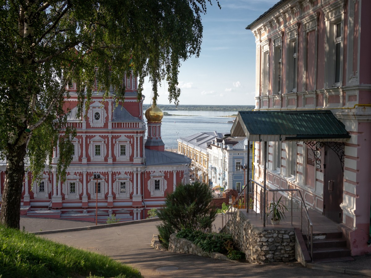 Новгород фотограф. Нижний Новгород Церковь у реки.