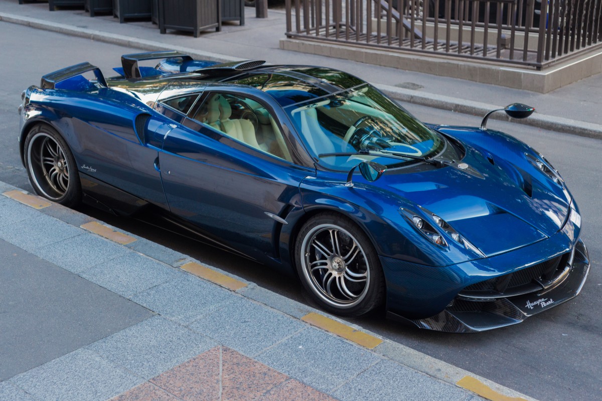 Pagani Huayra синяя