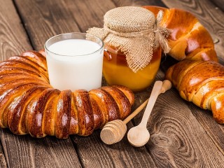 Jigsaw Puzzle «Buns with milk»