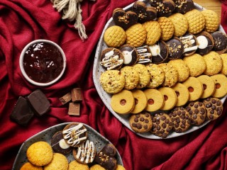 Jigsaw Puzzle «Cookies on a red background»
