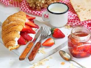 Jigsaw Puzzle «With strawberry»