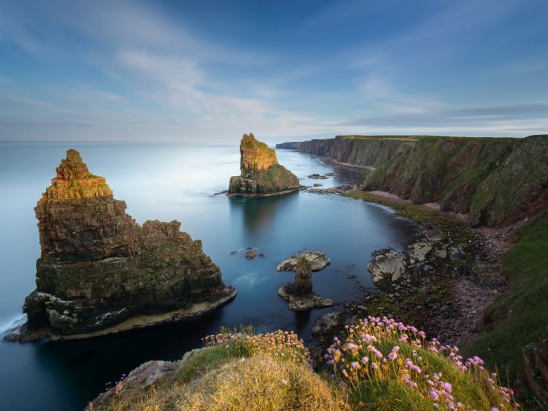 Northern coast. Duncansby Stacks Шотландия. Долина фей остров Скай Шотландия. Шотландия скалы. Западное побережье Оркнейских островов, Шотландия..